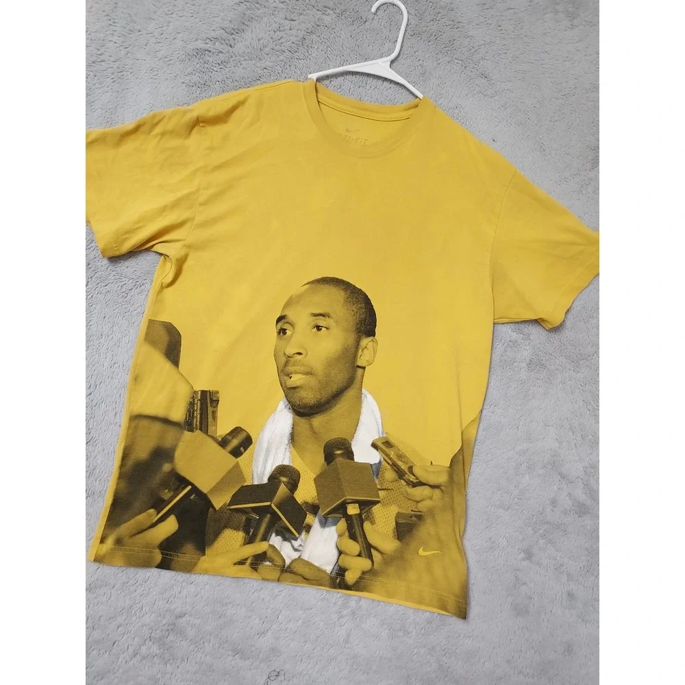 Kobe Bryant Shirt Mens Large Los Angelese Lakers Graphic Tee Yellow NBA FLAWS